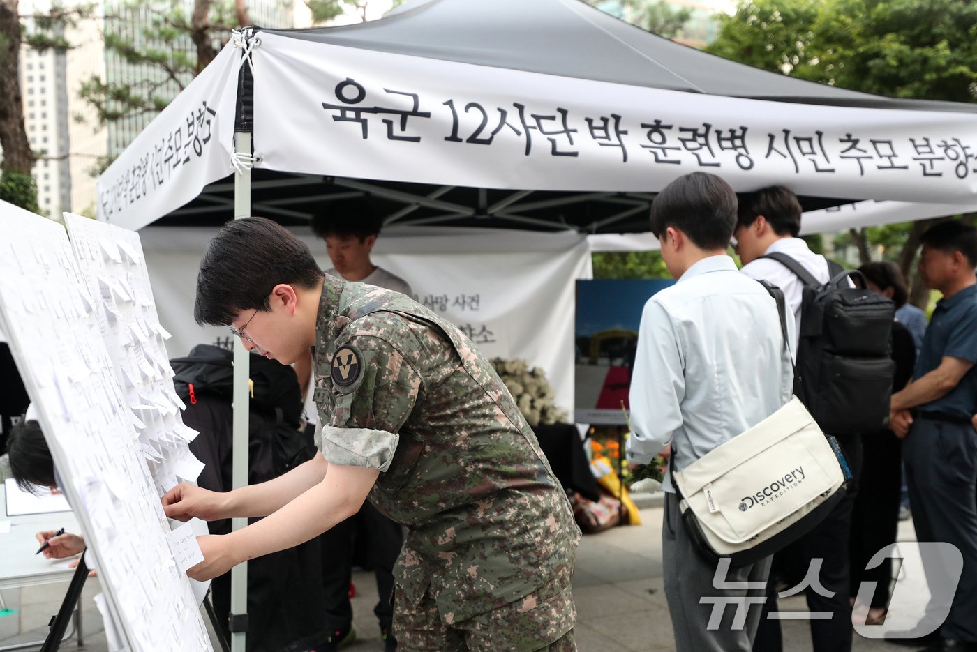 19일 오후 서울 용산구 용산역광장에 마련된 지난달 육군 신병교육대에서 군기훈련&#40;얼차려&#41;을 받다 숨진 훈련병의 시민 추모 분향소에서 시민들이 고인을 추모하고 있다. 2024.6.19/뉴스1 ⓒ News1 이승배 기자