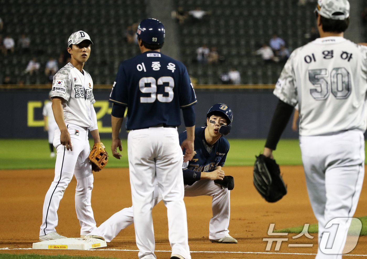 본문 이미지 - 19일 오후 서울 송파구 잠실야구장에서 열린 프로야구 '2024 신한 SOL 뱅크 KBO리그' NC 다이노스와 두산 베어스의 경기 6회초 1사 1,2루 상황에서 NC 2루주자 박건우가 권희동의 유격수 인필드플라이 아웃 때 두산 3루수 전민재가 태그하지 않는 틈을 타 발을 밀어 넣어 세이프되고 있다. 2024.6.19/뉴스1 ⓒ News1 오대일 기자