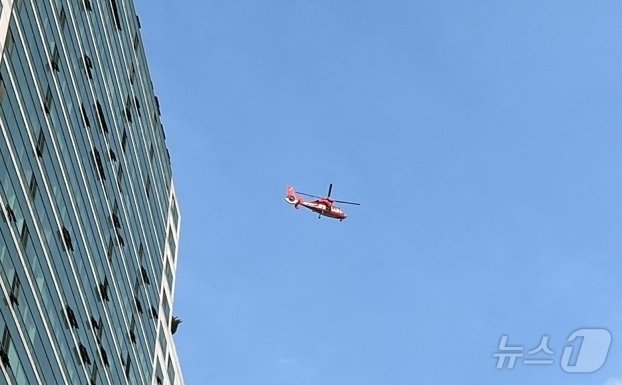 19일 서울 양천구 목동의 한 아파트에서 화재가 발생해 소방당국이 헬기 1대를 투입, 옥상에서 90대 노인 한 명을 구조했다. 2024.6.19/뉴스1 김종훈 기자