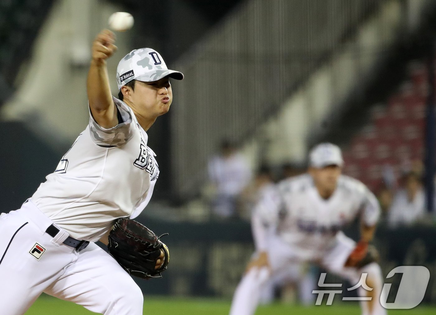 본문 이미지 - 19일 오후 서울 송파구 잠실야구장에서 열린 프로야구 '2024 신한 SOL 뱅크 KBO리그' NC 다이노스와 두산 베어스의 경기에서 8회초 구원 등판한 두산 최지강이 역투하고 있다. 2024.6.19/뉴스1 ⓒ News1 오대일 기자
