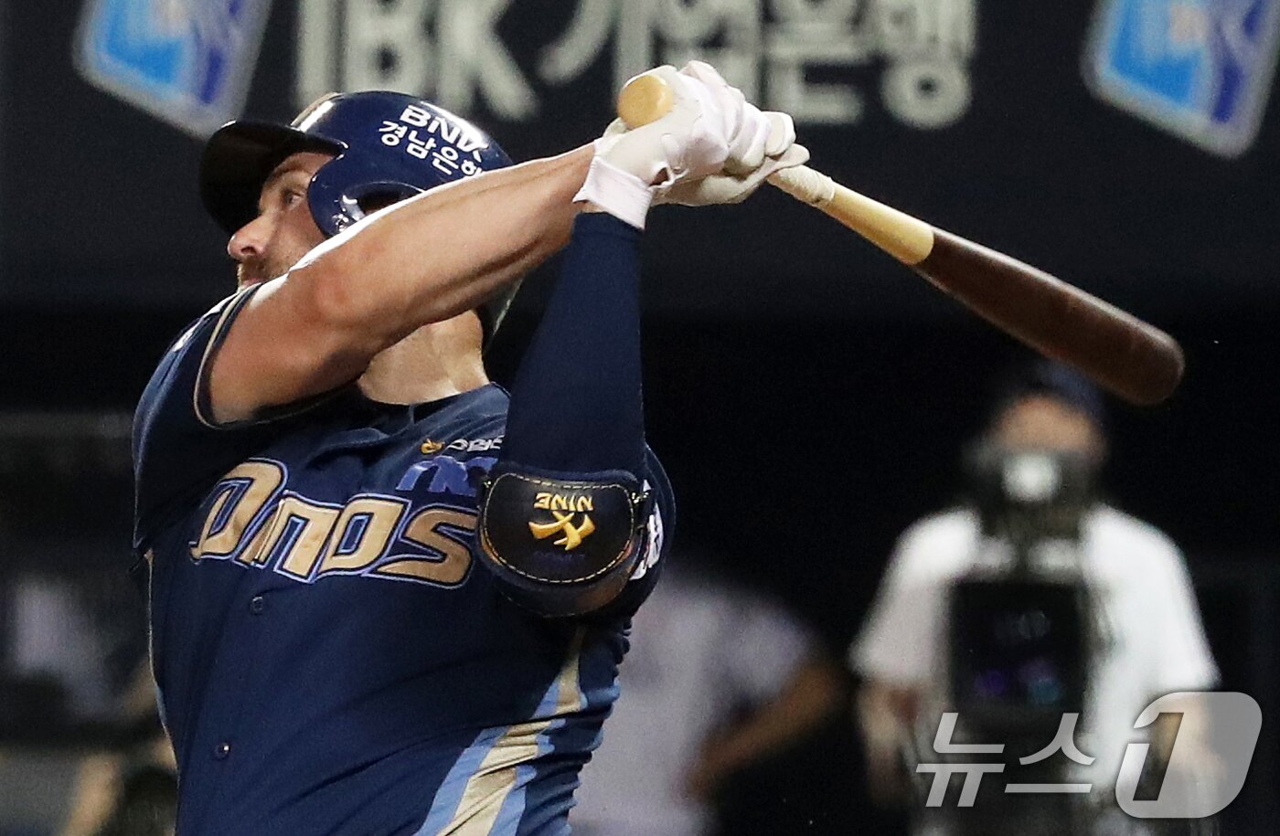 본문 이미지 - 타격하는 NC 다이노스 외국인 타자 맷 데이비슨. 뉴스1 DB ⓒ News1 오대일 기자