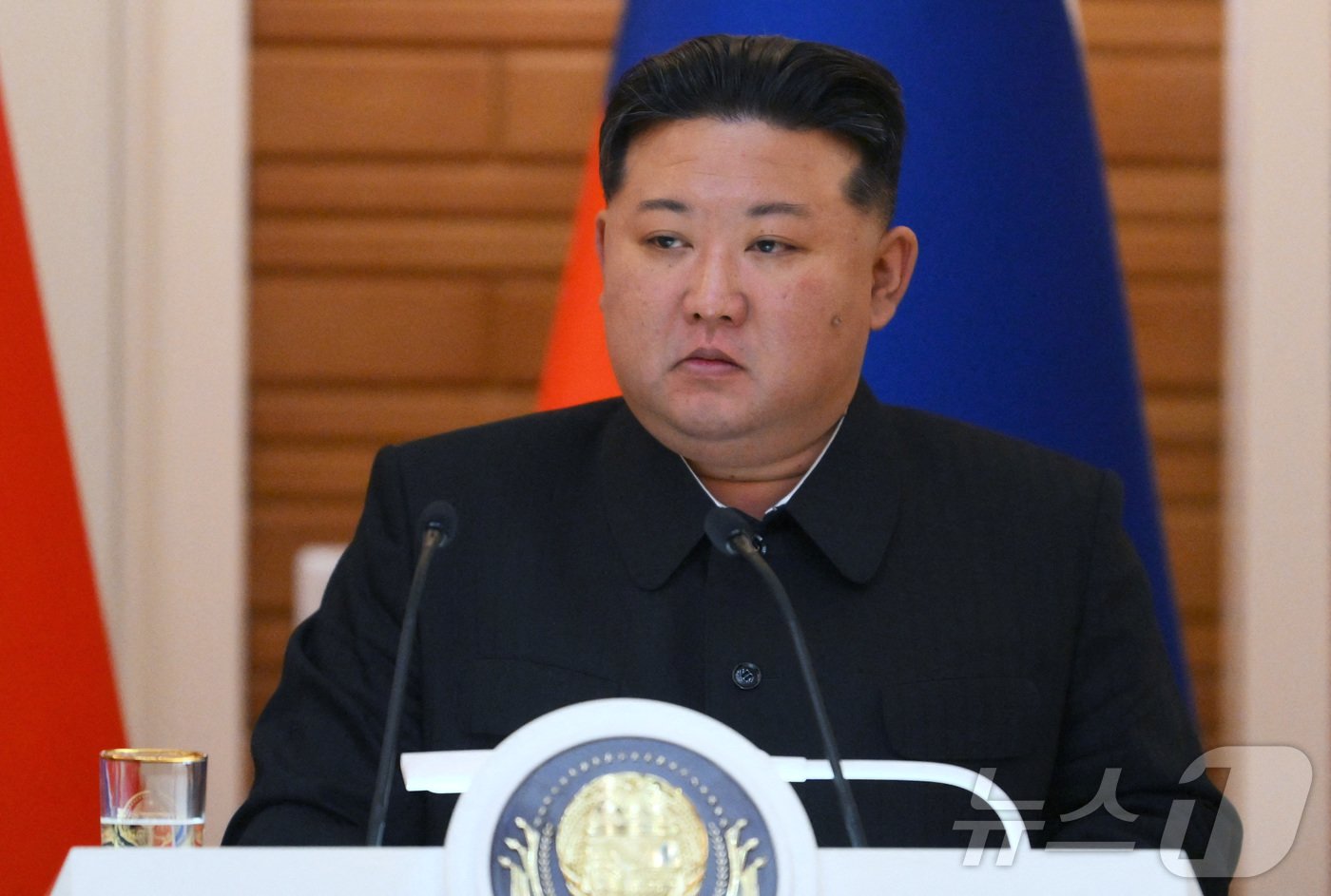 본문 이미지 - 19일 북한 평양 금수산 영빈관에서 진행된 북러 정상회담을 마치고 김정은 북한 노동당 총비서가 회담 결과를 발표하고 있다. 2024.06 .19 ⓒ 로이터=뉴스1 ⓒ News1 정지윤 기자