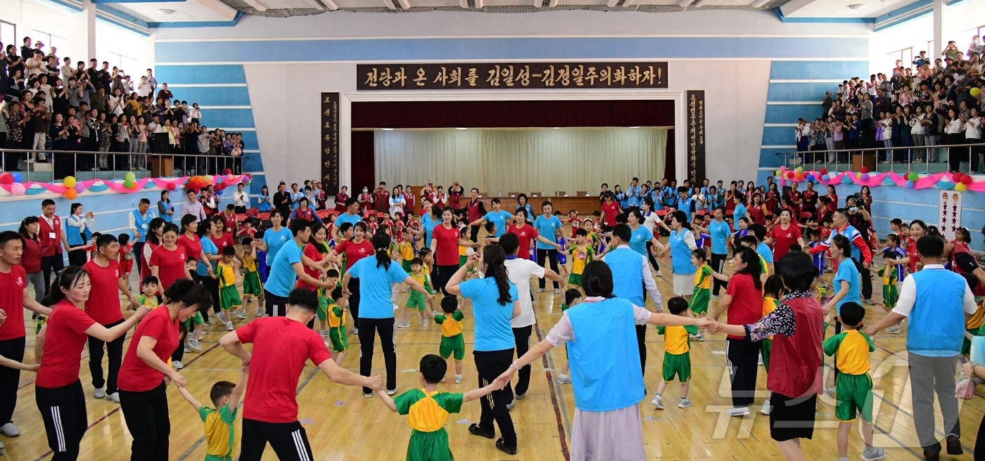 (평양 노동신문=뉴스1) = 북한 노동당 기관지 노동신문은 2일 장애 어린이들의 6·1 국제아동절 기념모임이 지난 1일 대동강구역과외체육학교 체육관에서 진행됐다고 보도했다. [국내 …