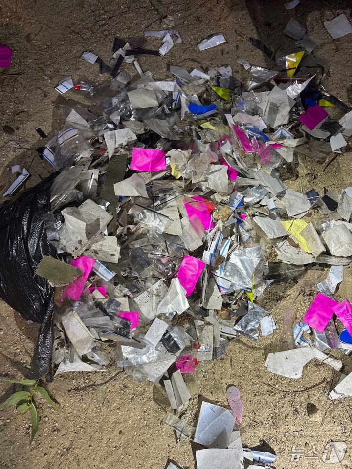 본문 이미지 -  사진은 서울 서초구에서 발견된 대남 오물풍선 내용물. (합참 제공) 2024.6.2/뉴스1 ⓒ News1 박지혜 기자