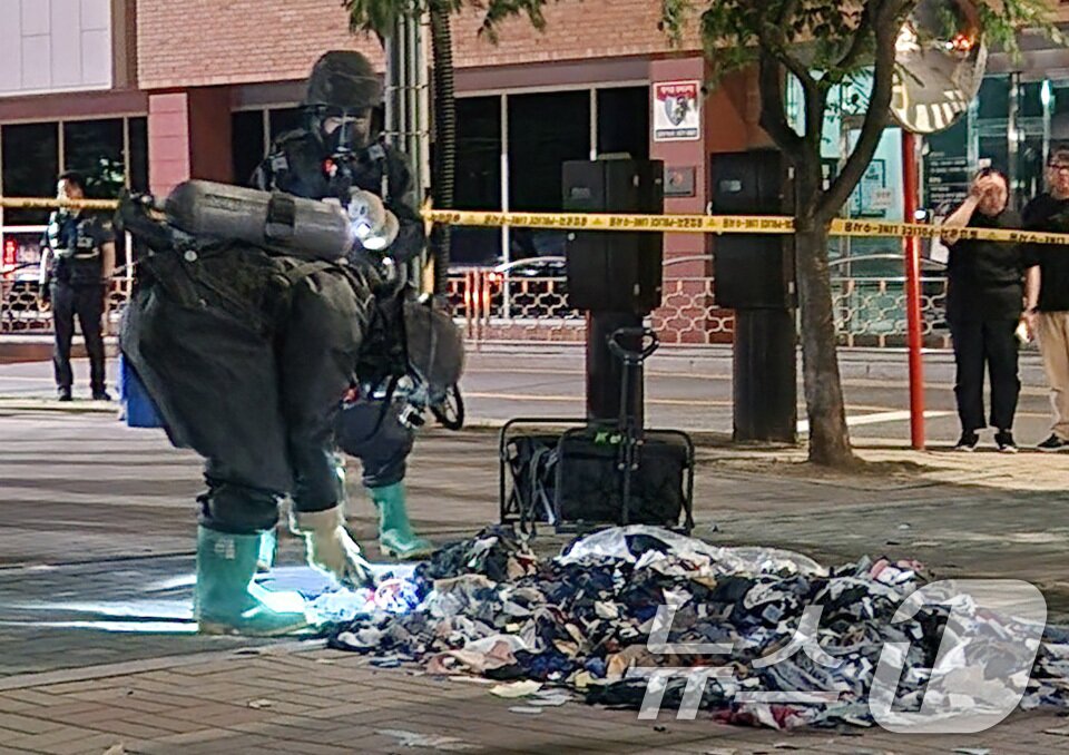 본문 이미지 - 경기도 파주시 운정동에서 발견된 대남 오물풍선 내용물. (함참 제공) 2024.6.2/뉴스1 ⓒ News1 박지혜 기자