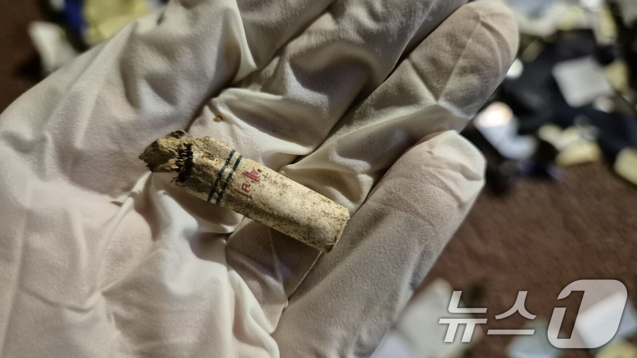 본문 이미지 - 서울 동대문구 서울시립대에서 발견된 대남 오물풍선 내용물(담배꽁초). (합참제공) 2024.6.2/뉴스1 ⓒ News1 박지혜 기자