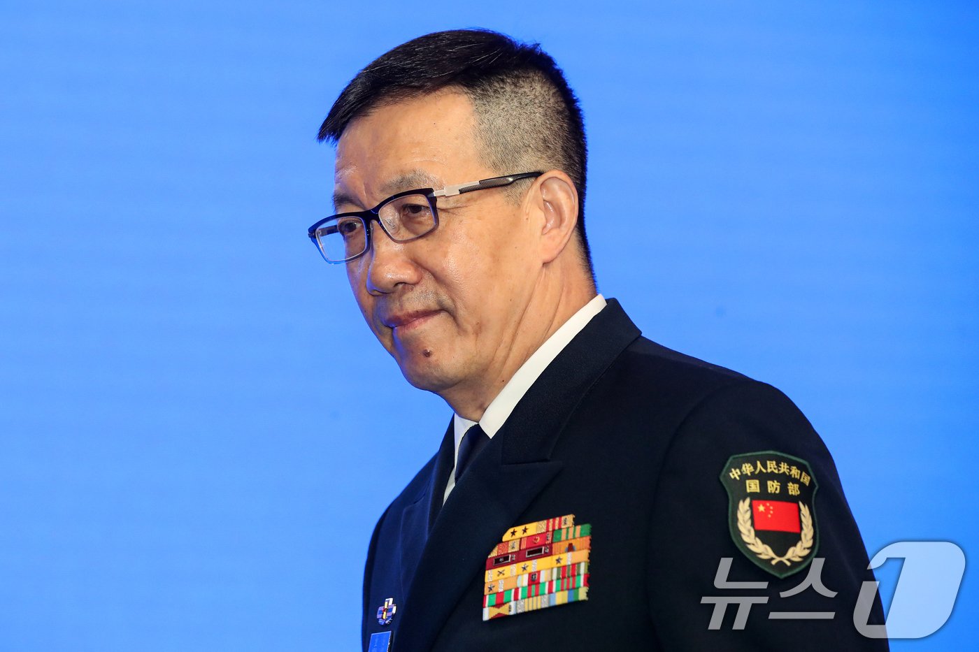 본문 이미지 - 둥쥔 중국 국방부장이 2일 싱가포르 샹그릴라 호텔에서 열린 제21차 아시아안보회의(샹그릴라 대화)에서 세계안보에 대한 중국의 접근을 주제로 연설하기 위해 단상으로 향하고 있다. 2024.6.2/뉴스1 ⓒ News1 이승배 기자