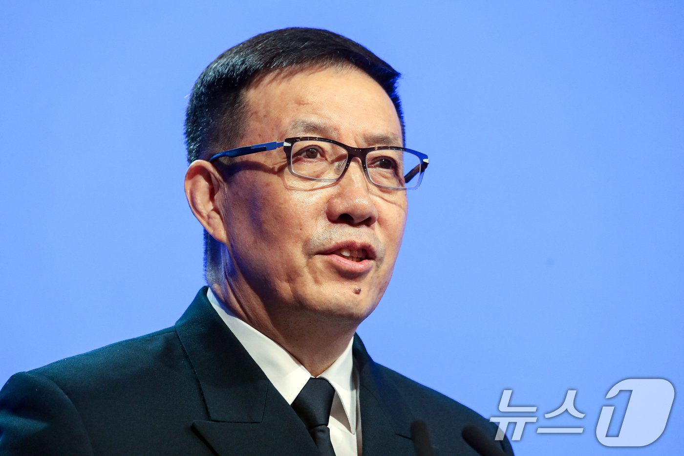 본문 이미지 - 둥쥔 중국 국방부장이 2일 싱가포르 샹그릴라 호텔에서 열린 제21차 아시아안보회의(샹그릴라 대화)에서 세계안보에 대한 중국의 접근을 주제로 연설하고 있다. 2024.6.2/뉴스1 ⓒ News1 이승배 기자