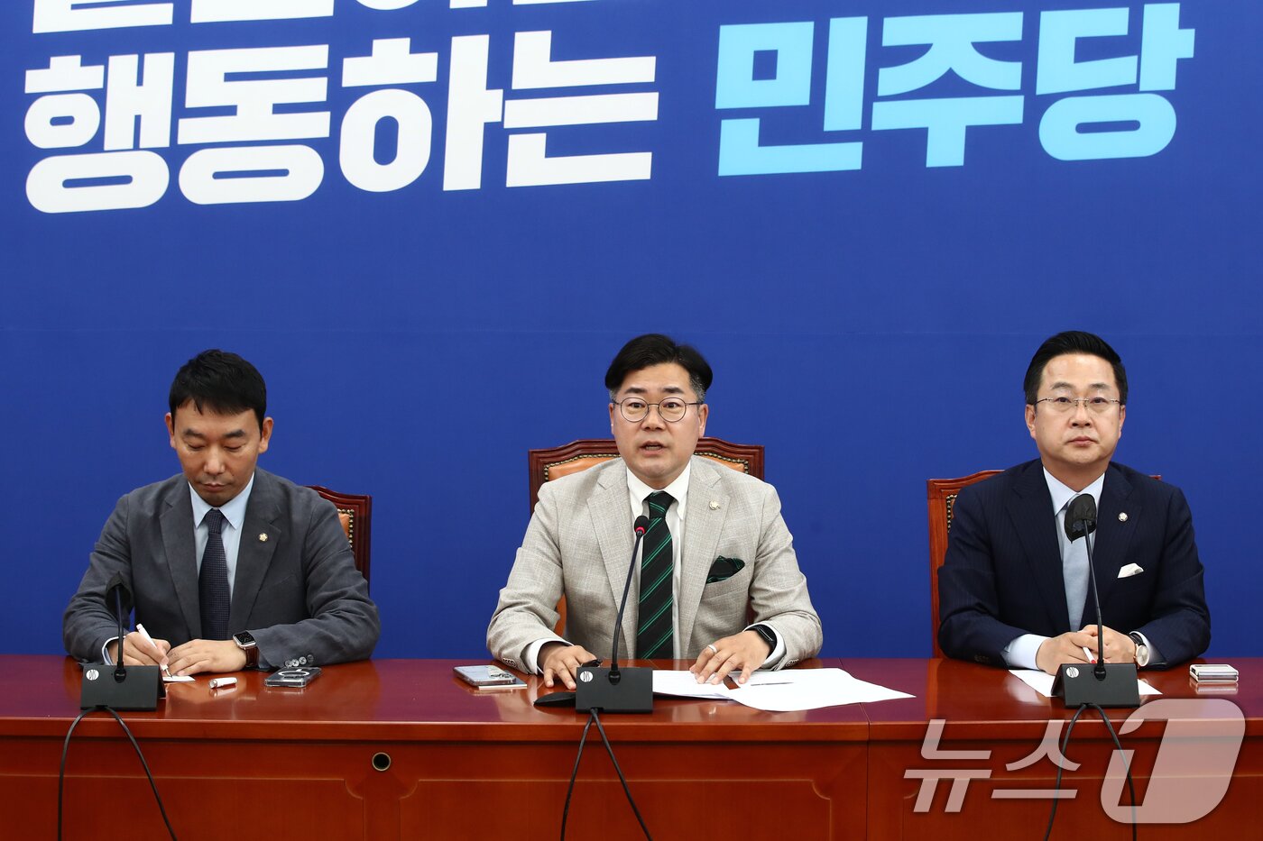 본문 이미지 - 박찬대 더불어민주당 원내대표가 2일 오전 서울 여의도 국회에서 22대 국회 원 구성 관련 기자간담회를 하고 있다. 2024.6.2/뉴스1 ⓒ News1 이광호 기자