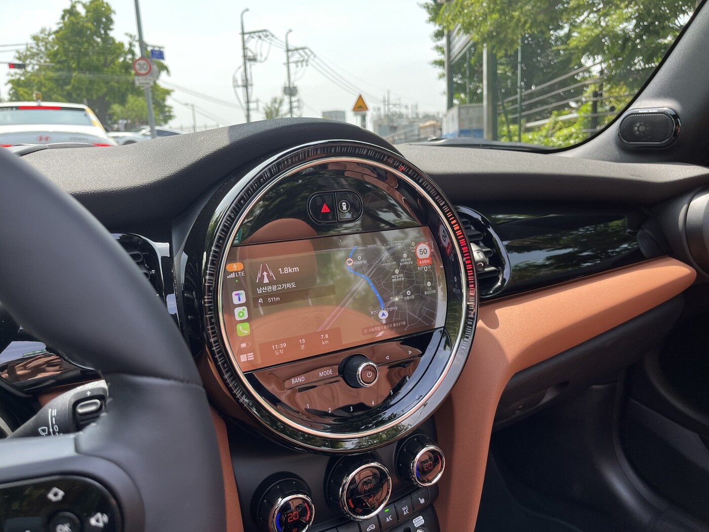 본문 이미지 -  미니 쿠퍼 S 컨버터블의 8.8인치 디스플레이