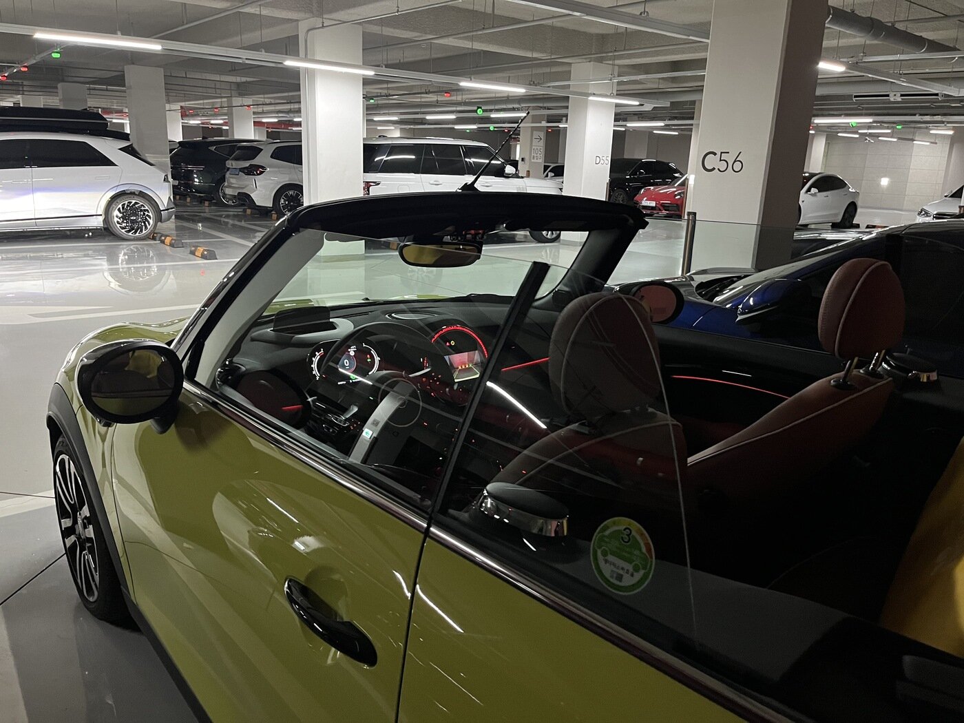 본문 이미지 -  미니 쿠퍼 S 컨버터블의 소프트탑이 열린 모습.