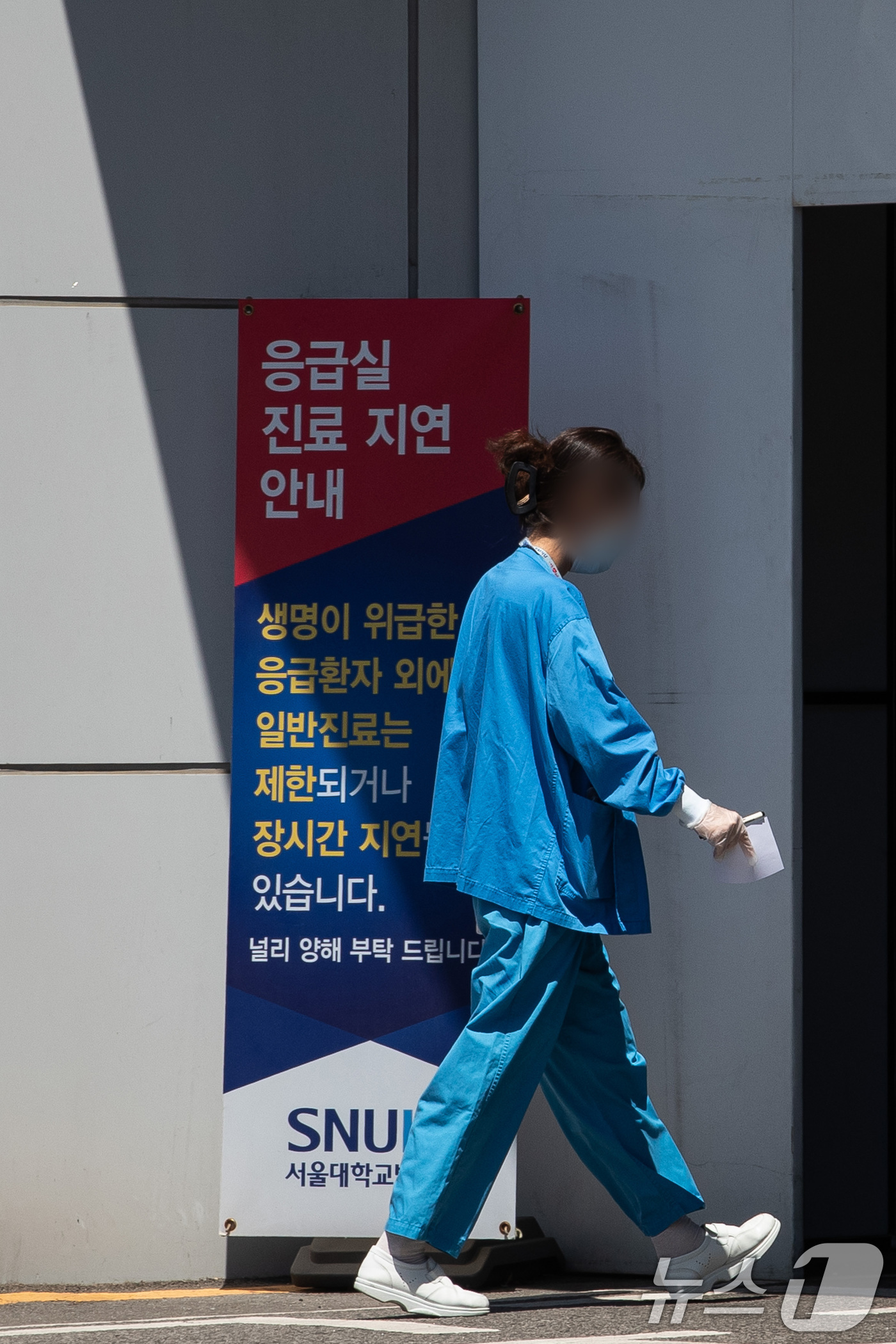 (서울=뉴스1) 유승관 기자 = 정부의 의대 정원 확대에 반발하는 전공의를 비롯한 의료계의 집단행동이 이어지고 있는 2일 서울 시내 한 대학병원에서 의료진이 응급실로 들어서고 있다 …