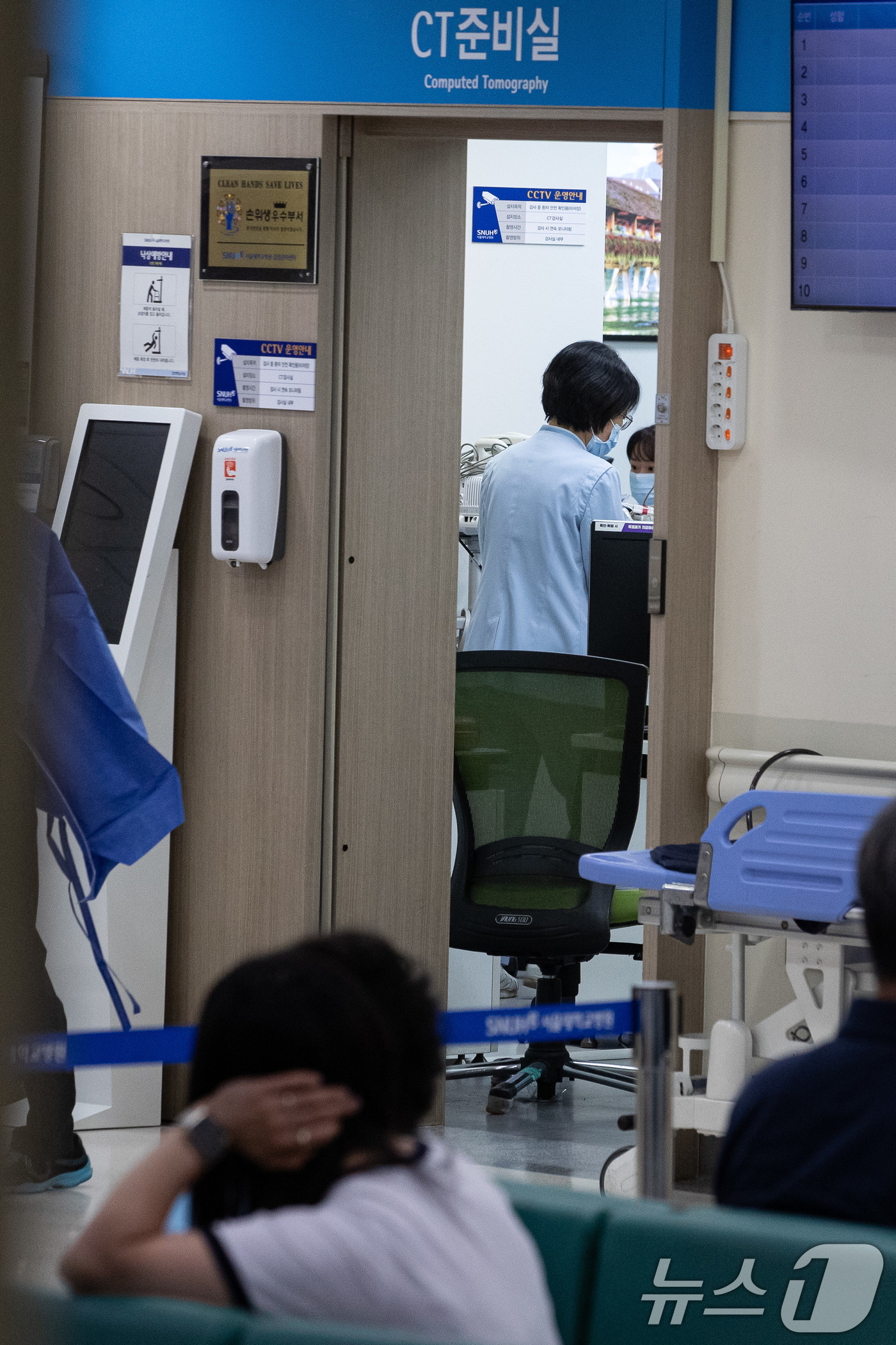 (서울=뉴스1) 유승관 기자 = 정부의 의대 정원 확대에 반발하는 전공의를 비롯한 의료계의 집단행동이 이어지고 있는 2일 서울 시내 한 대학병원에서 환자들이 CT촬영을 기다리고 있 …