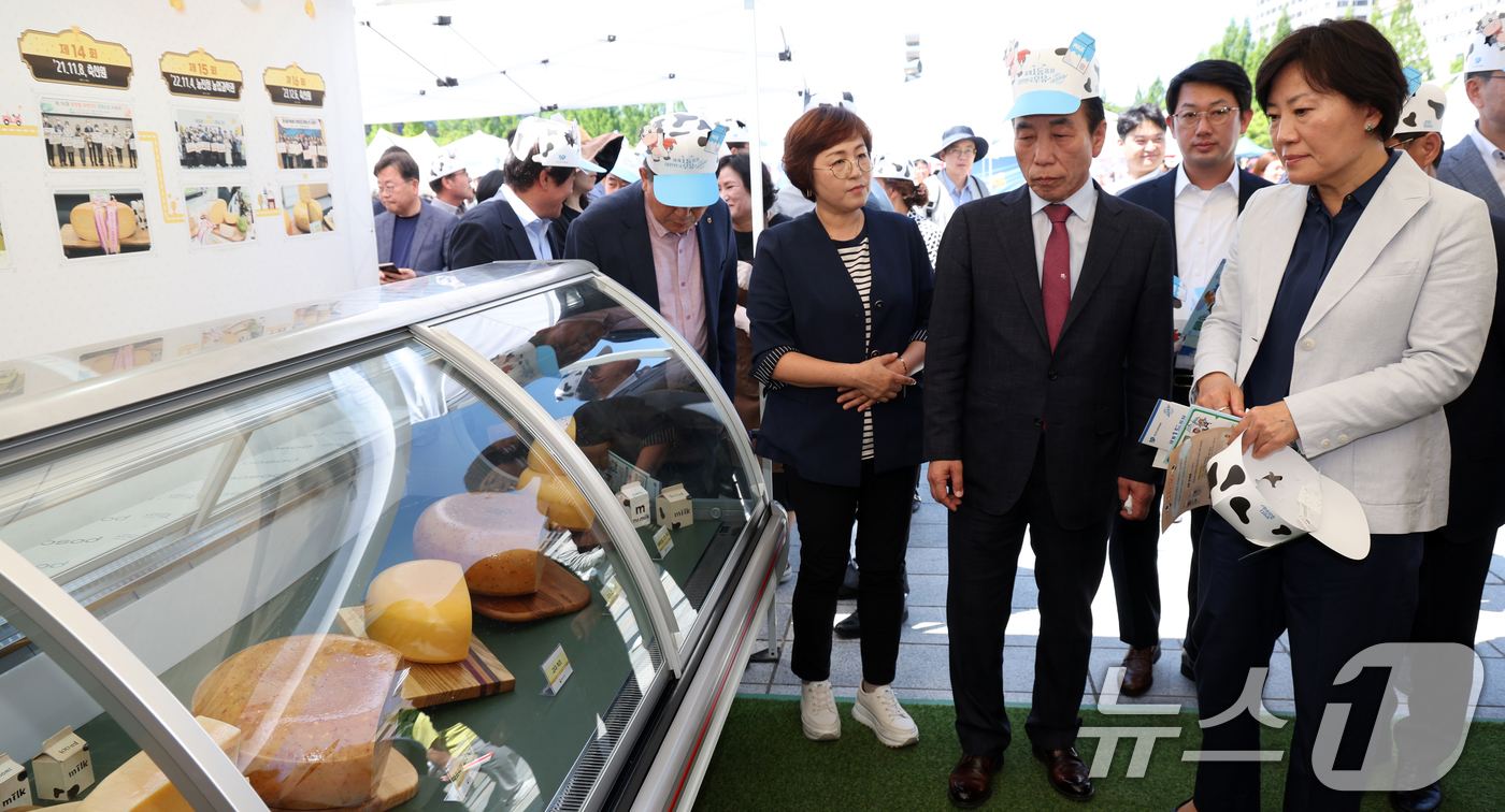 (고양=뉴스1) 김명섭 기자 = 송미령 농림축산식품부 장관이 2일 경기도 고양시 일산 문화광장에서 세계 우유의 날(6월 1일)을 맞아 열린 2024 밀크&치즈 페스티벌에서 우리 치 …