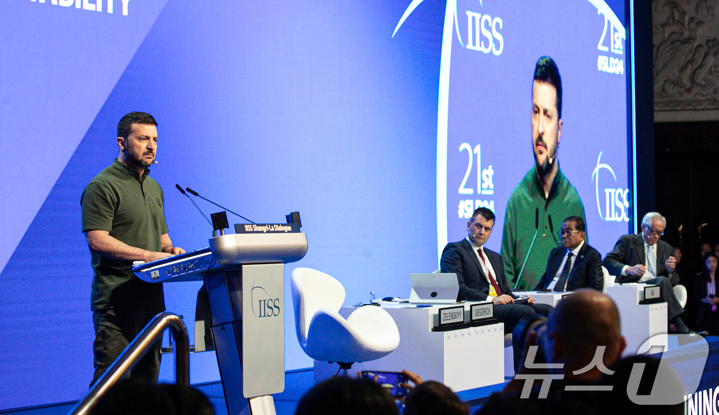 (싱가포르=뉴스1) 이승배 기자 = 볼로디미르 젤렌스키 우크라이나 대통령이 2일 싱가포르 샹그릴라 호텔에서 열린 제21차 아시아안보회의(샹그릴라 대화)에서 연설하고 있다. 2024 …