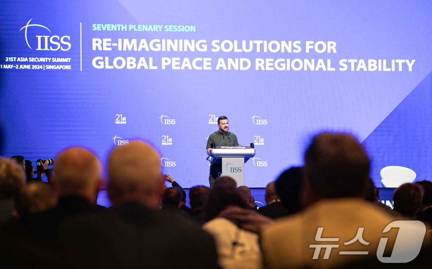 본문 이미지 - 볼로디미르 젤렌스키 우크라이나 대통령이 2일 싱가포르 샹그릴라 호텔에서 열린 제21차 아시아안보회의(샹그릴라 대화)에서 연설하고 있다. 2024.6.2/뉴스1 ⓒ News1 이승배 기자
