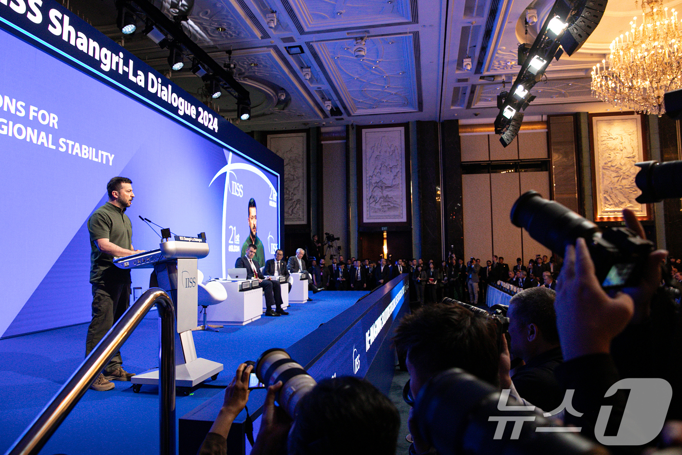 (싱가포르=뉴스1) 이승배 기자 = 볼로디미르 젤렌스키 우크라이나 대통령이 2일 싱가포르 샹그릴라 호텔에서 열린 제21차 아시아안보회의(샹그릴라 대화)에서 연설하고 있다. 2024 …