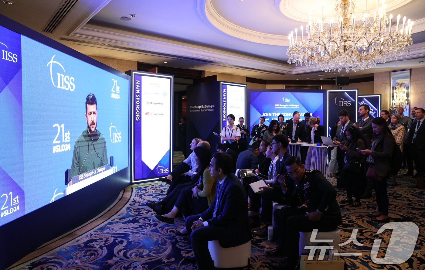 본문 이미지 - 2일 싱가포르 샹그릴라 호텔에서 열린 제21차 아시아안보회의(샹그릴라 대화)에서 취재진 및 관계자들이 볼로디미르 젤렌스키 우크라이나 대통령의 연설을 시청하고 있다. 2024.6.2/뉴스1 ⓒ News1 이승배 기자