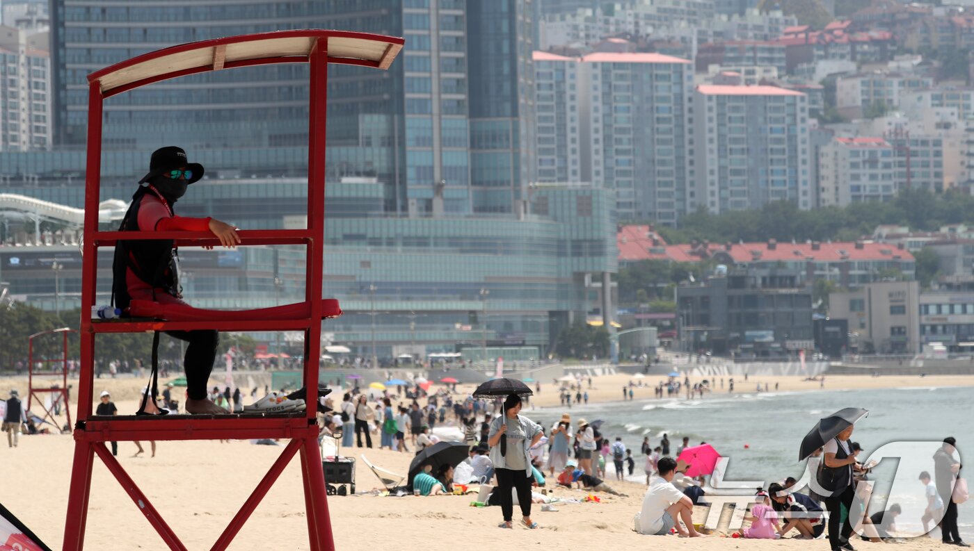 본문 이미지 - 부산 해운대해수욕장이 부분 개장한 후 첫 주말을 맞은 2일 해운대해수욕장을 찾은 피서객들이 물놀이를 즐기며 더위를 식히고 있다. 부산 7개 해수욕장 전면 개장은 7월 1일이다. 2024.6.2/뉴스1 ⓒ News1 윤일지 기자