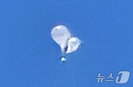 본문 이미지 - 2일 오전 파주시 일원에서 북한이 날려 보낸 오물 풍선이 우리나라로 들어오고 있다. &#40;독자 제공&#41; 2024.6.2/뉴스1 ⓒ News1 김명섭 기자