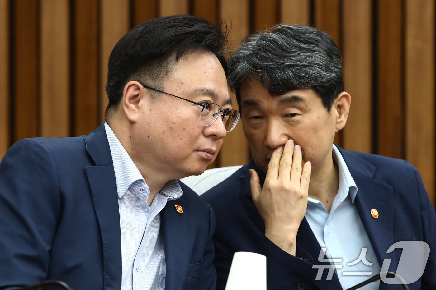 본문 이미지 - 조규홍 보건복지부장관(왼쪽)과 이주호 사회부총리 겸 교육부장관이 2일 오후 서울 여의도 국회에서 열린 제17차 고위당정협의회에 참석해 귀엣말을 하고 있다. 2024.6.2/뉴스1 ⓒ News1 이광호 기자