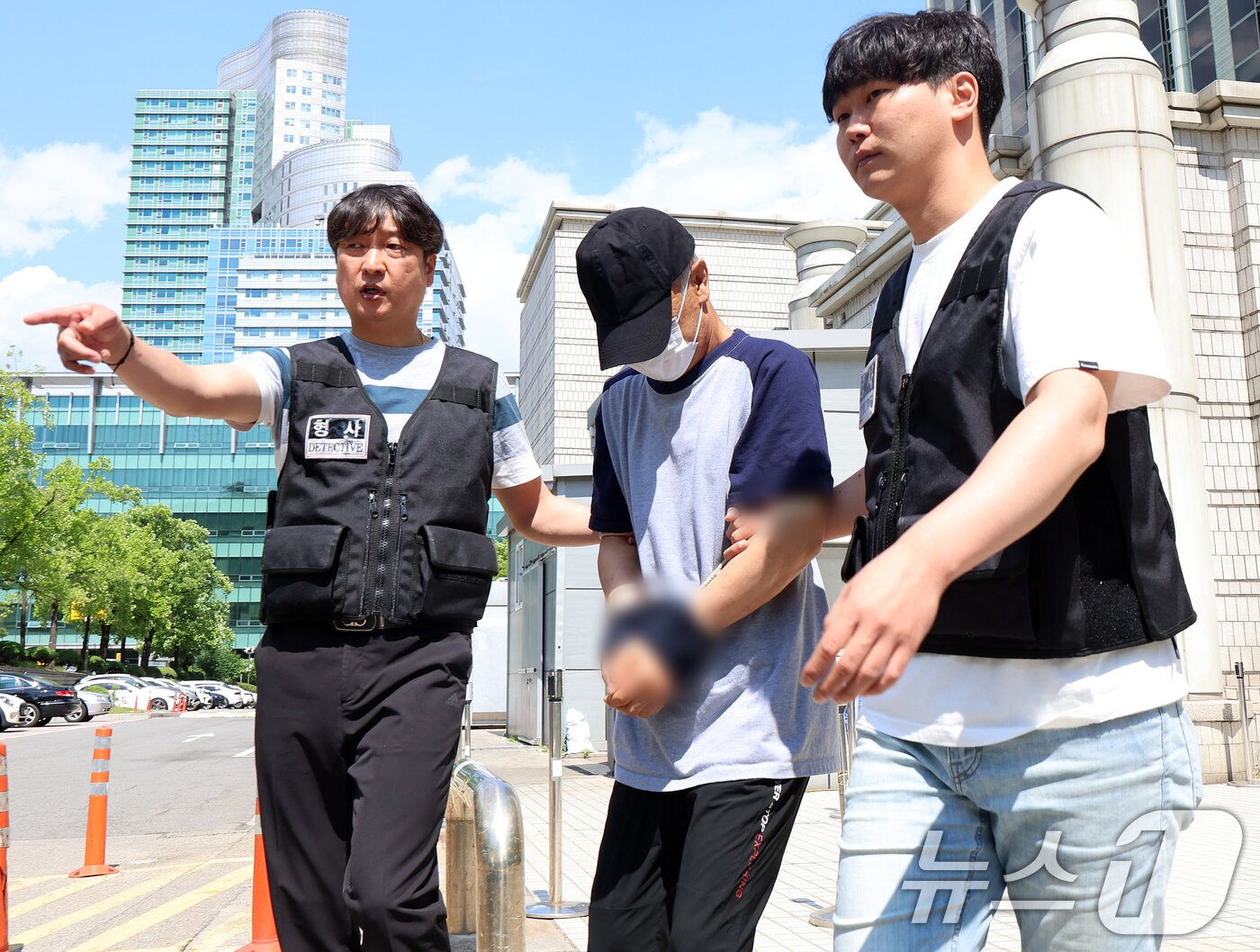 본문 이미지 - 강남의 한 오피스텔에서 모녀를 살해하고 달아난 혐의(살인)를 받는 60대 남성 박모 씨가 2일 오후 서울 서초구 서울중앙지방법원에서 열린 구속 전 피의자 심문(영장심사)를 마친 뒤 호송 차량으로 이동하고 있다. 2024.6.2/뉴스1 ⓒ News1 김진환 기자