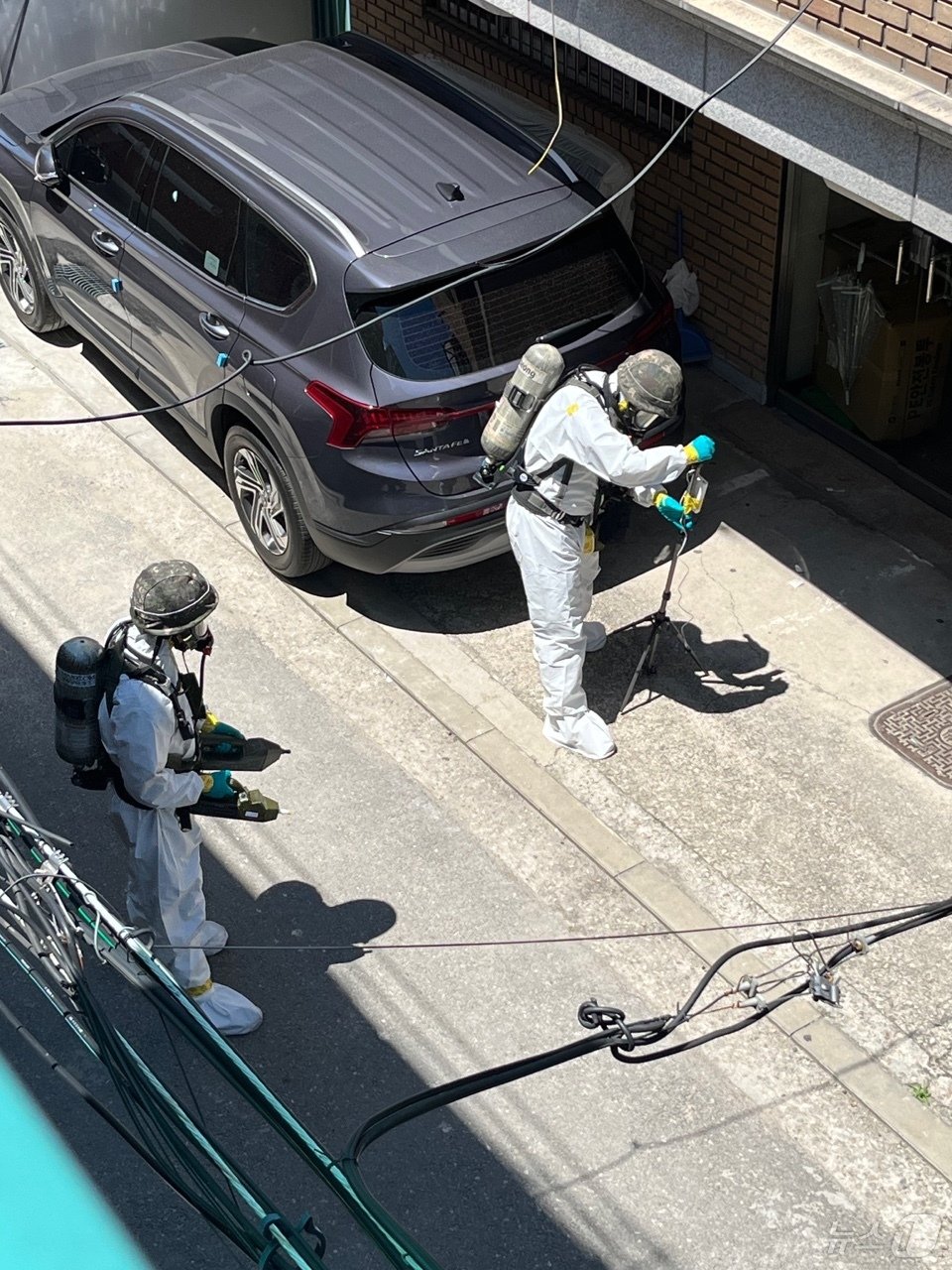 본문 이미지 - 군 관계자들이 서울 성동구 주택가에 떨어진 '오물풍선' 관련 수거 조치를 하는 모습. (독자 제공)