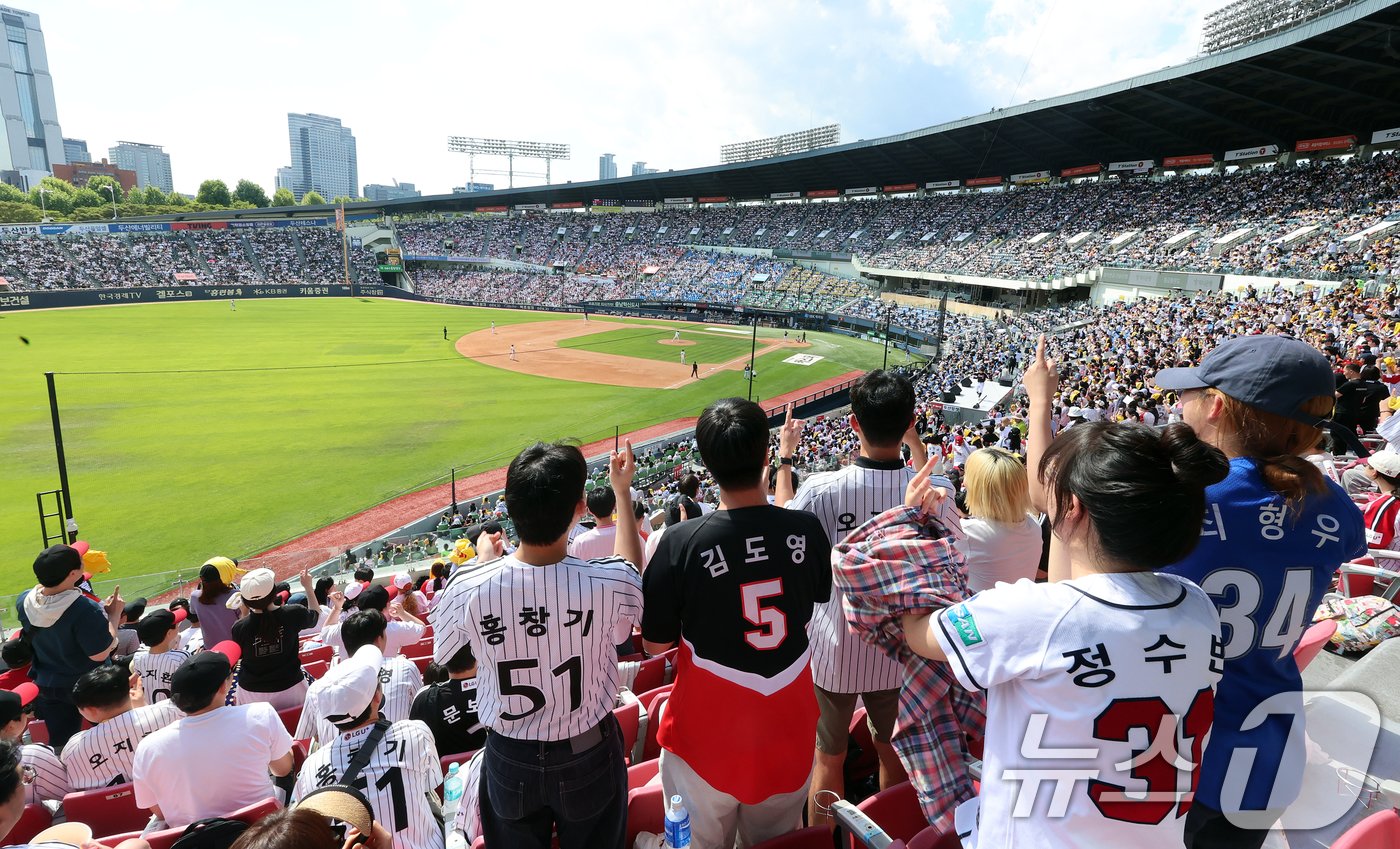본문 이미지 - 2일 오후 서울 송파구 잠실야구장에서 열린 프로야구 '2024 신한 SOL 뱅크 KBO리그' LG 트윈스와 두산 베어스의 경기에서 야구팬들이 열정적인 응원을 펼치고 있다. 2024.6.2/뉴스1 ⓒ News1 김진환 기자