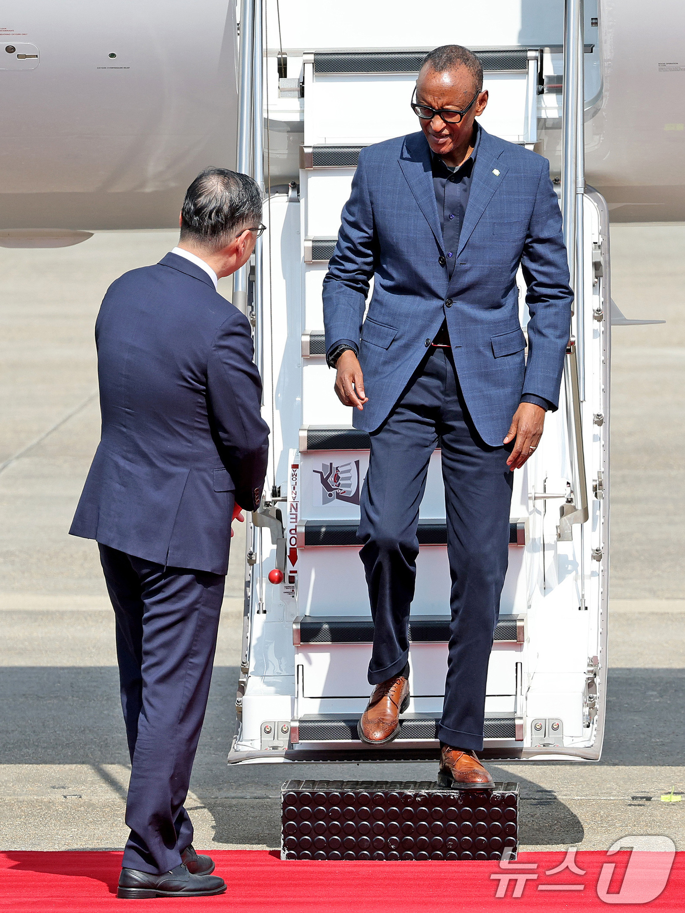 (성남=뉴스1) 장수영 기자 = 폴 카가메(Paul Kagame) 르완다 대통령이 2일 오후 경기 성남시 서울공항을 통해 방한하며 권기환 다자외교조정관과 인사를 나누고 있다.윤석열 …