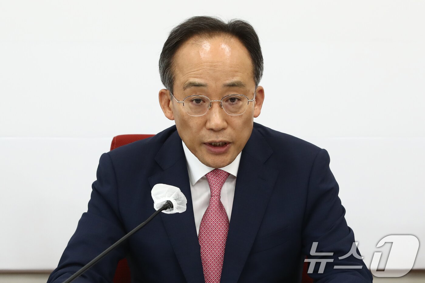 본문 이미지 - 추경호 국민의힘 원내대표가 2일 오후 서울 여의도 국회에서 기자간담회를 열고 22대 국회 원구성 관련 발언을 하고 있다. 2024..6.2/뉴스1 ⓒ News1 이광호 기자