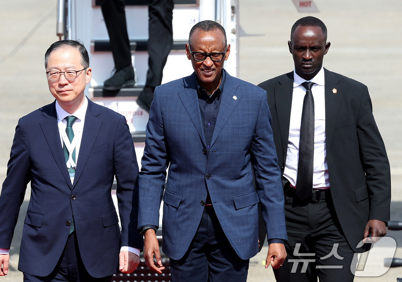 (성남=뉴스1) 장수영 기자 = 폴 카가메(Paul Kagame) 르완다 대통령이 2일 오후 경기 성남시 서울공항을 통해 방한하고 있다.윤석열 대통령과 아프리카 대륙 48개국 정상 …