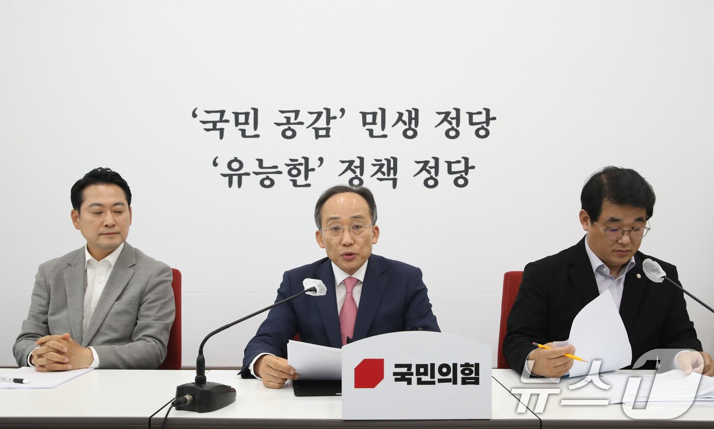 본문 이미지 - 추경호 국민의힘 원내대표가 2일 오후 서울 여의도 국회에서 기자간담회를 열고 22대 국회 원구성 관련 발언을 하고 있다. 2024..6.2/뉴스1 ⓒ News1 이광호 기자