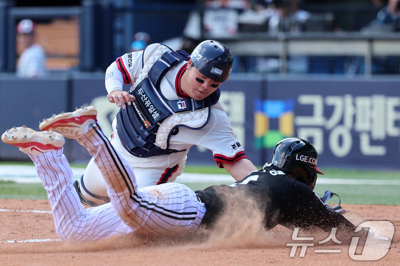 본문 이미지 - 2일 오후 서울 송파구 잠실야구장에서 열린 프로야구 '2024 신한 SOL 뱅크 KBO리그' LG 트윈스와 두산 베어스의 경기, 두산 포수 김기연이 5회초 2사 1,3루 상황에서 더블 스틸을 시도하는 3루 주자 LG 문보경을 태그아웃 시키고 있다. 2024.6.2/뉴스1 ⓒ News1 김진환 기자