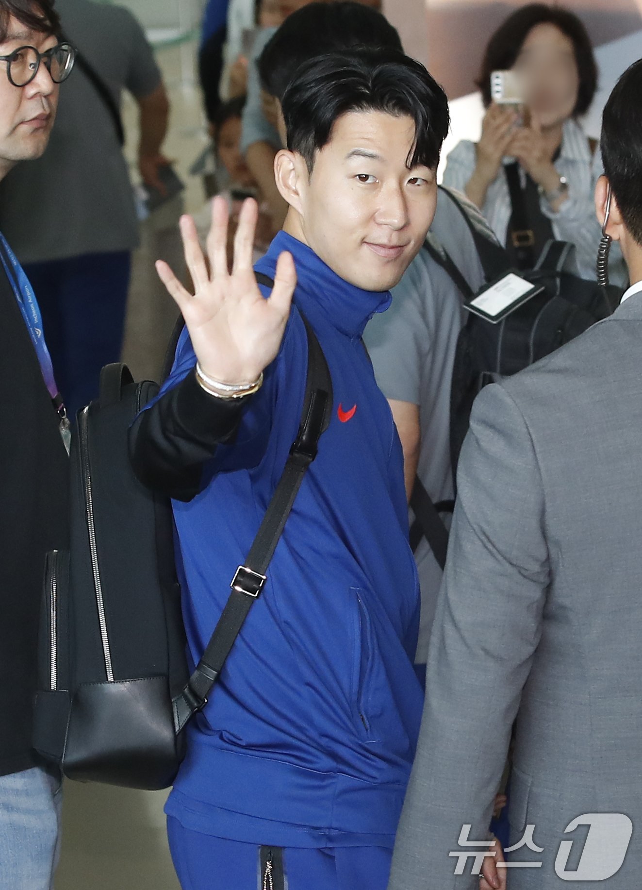 본문 이미지 - 축구 선수 손흥민(토트넘)이 국제축구연맹(FIFA) 북중미 월드컵 아시아예선을 위해 2일 인천국제공항에 도착해 싱가포르로 출국하기 전 인사를 하고 있다. 2024.6.2/뉴스1 ⓒ News1 권현진 기자