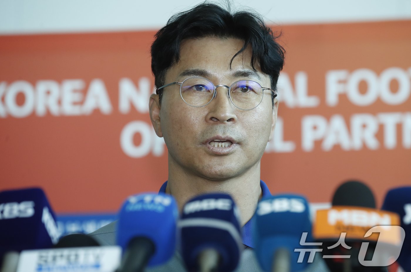 본문 이미지 - 김도훈 감독이 국제축구연맹(FIFA) 북중미 월드컵 아시아예선을 위해 2일 인천국제공항에 도착해 싱가포르로 출국 하기 전 인터뷰를 하고 있다. 김도훈 임시 감독이 이끄는 한국은 6일 오후 9시 싱가포르 더 내셔널 스타디움에서 싱가포르와의 2026 국제축구연맹(FIFA) 북중미 월드컵 아시아에선 C조 조별리그 5차전을 치른다. 2024.6.2./뉴스1 ⓒ News1 권현진 기자