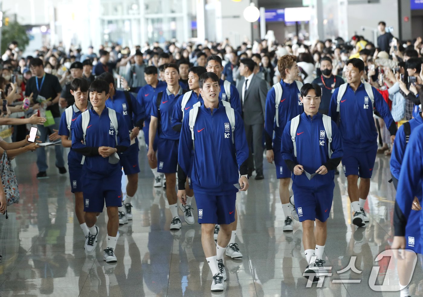 김도훈 임시 감독이 이끄는 한국 축가국가대표팀이 국제축구연맹&#40;FIFA&#41; 북중미 월드컵 아시아예선을 위해 2일 인천국제공항에 도착해 싱가포르로 출국하고 있다. 한국은 6일 오후 9시 싱가포르 더 내셔널 스타디움에서 싱가포르와의 2026 국제축구연맹&#40;FIFA&#41; 북중미 월드컵 아시아에선 C조 조별리그 5차전을 치른다. 2024.6.2/뉴스1 ⓒ News1 권현진 기자