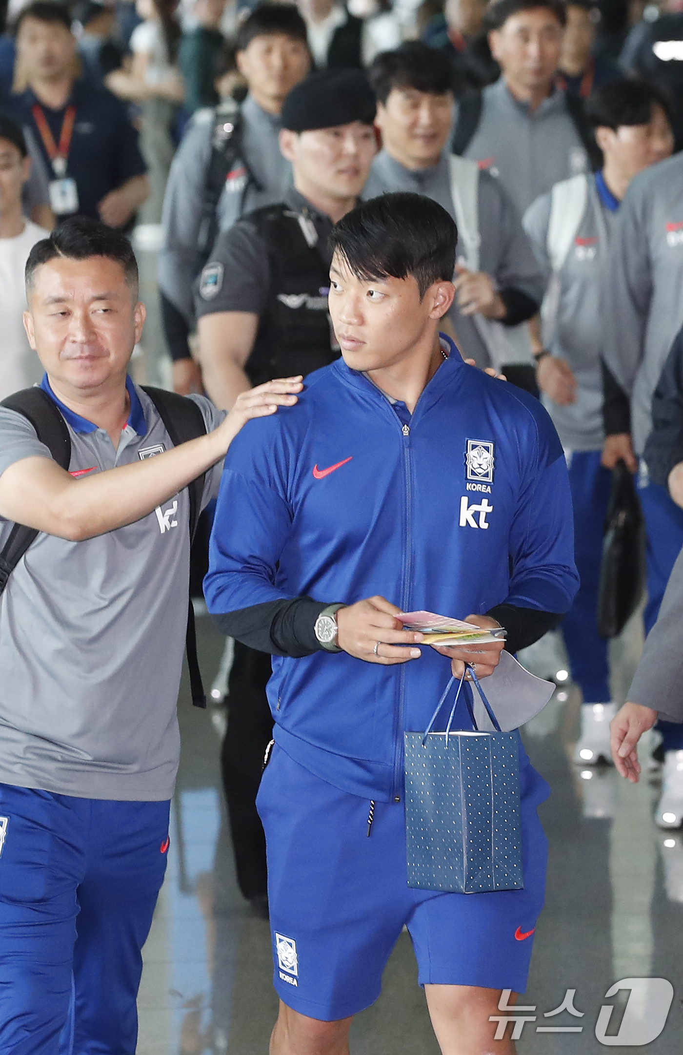 (인천공항=뉴스1) 권현진 기자 = 축구 선수 황희찬이 국제축구연맹(FIFA) 북중미 월드컵 아시아예선을 위해 2일 인천국제공항에 도착해 싱가포르로 출국하고 있다. 2024.6.2 …