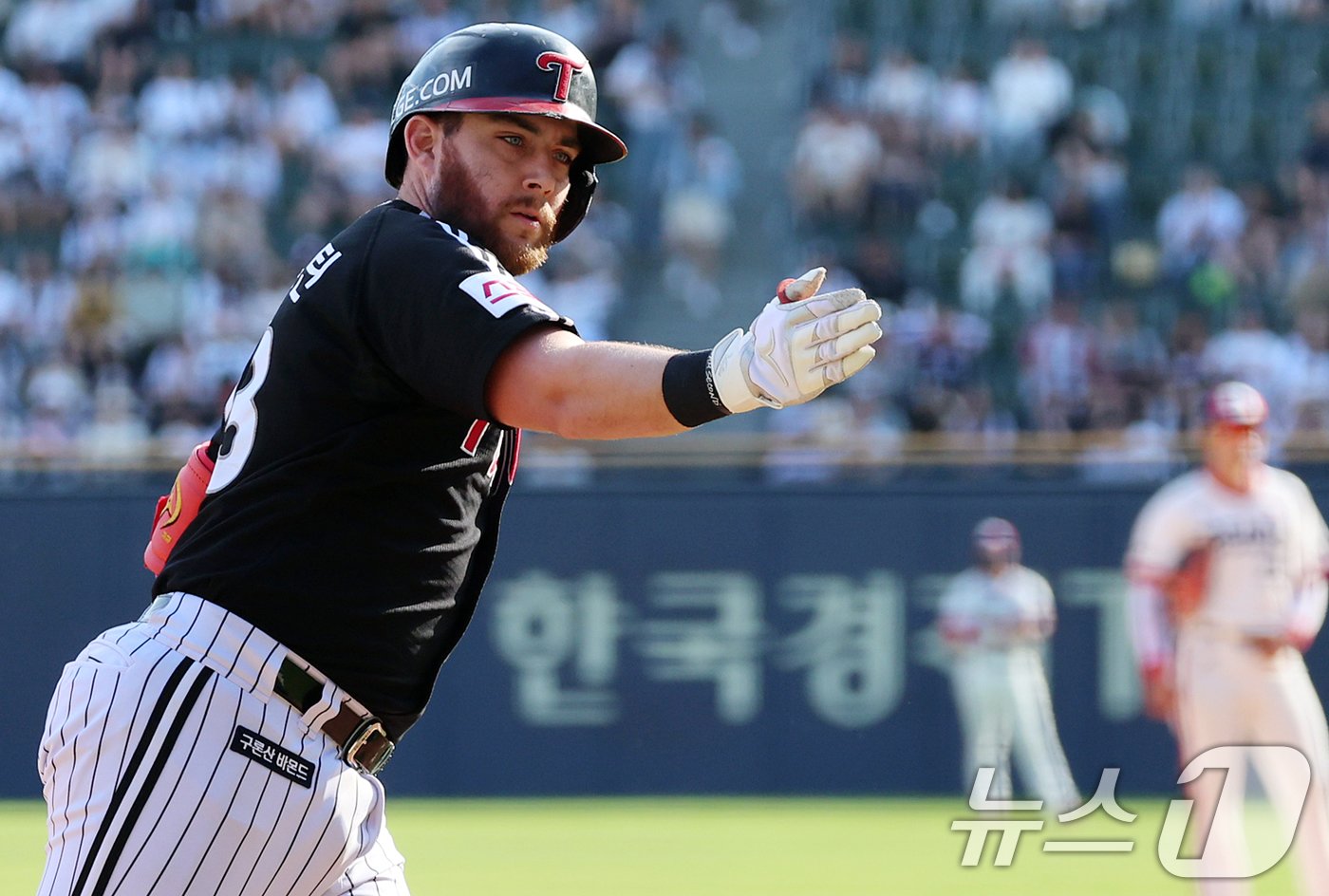 본문 이미지 - 2일 오후 서울 송파구 잠실야구장에서 열린 프로야구 '2024 신한 SOL 뱅크 KBO리그' LG 트윈스와 두산 베어스의 경기, LG 오스틴이 9회초 2사 3루 상황에서 투런 홈런을 친 뒤 세리머니를 하며 그라운드를 돌고 있다. 2024.6.2/뉴스1 ⓒ News1 김진환 기자