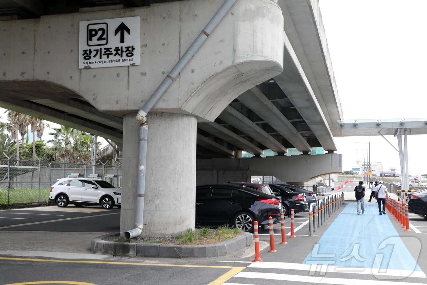 본문 이미지 - 2일 오후 제주국제공항에서 사람들이 P2장기주차장을 향해 걸어가고 있다.2024.6.2/뉴스1 ⓒ News1 홍수영 기자