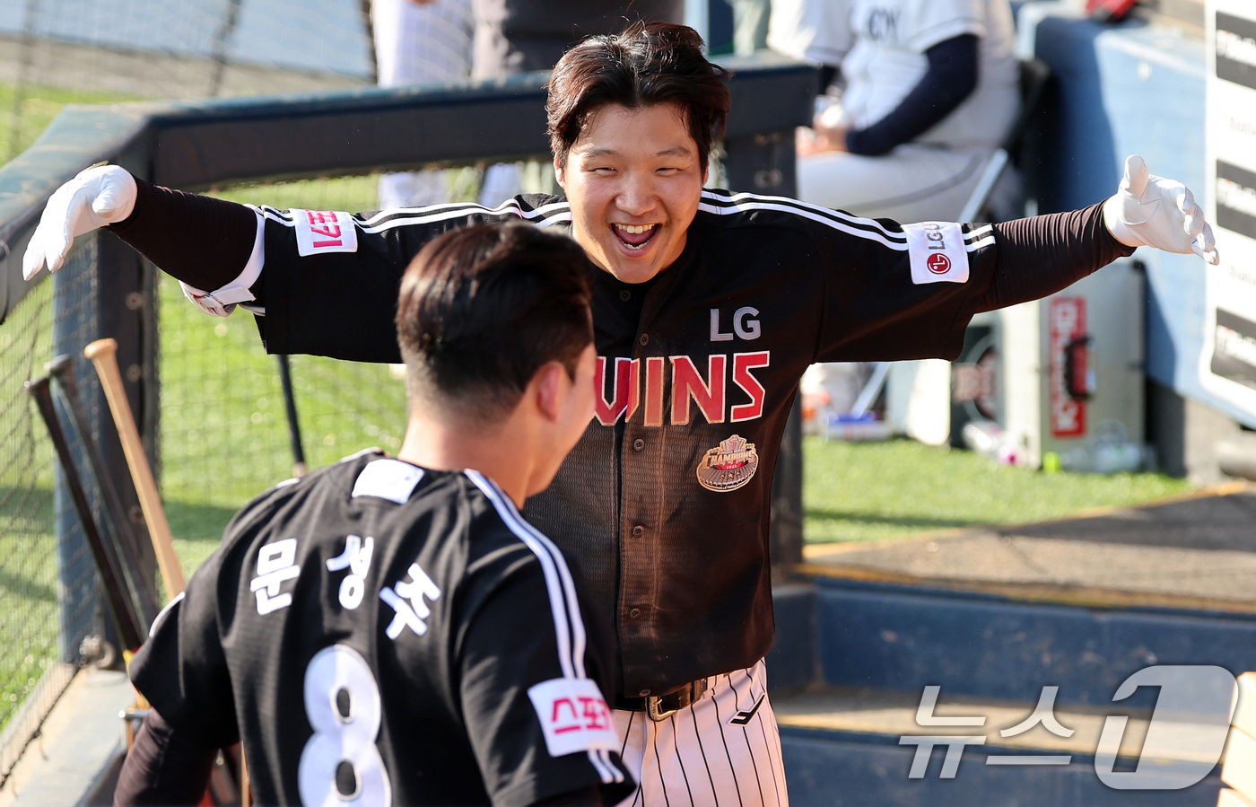 (서울=뉴스1) 김진환 기자 = 2일 오후 서울 송파구 잠실야구장에서 열린 프로야구 '2024 신한 SOL 뱅크 KBO리그' LG 트윈스와 두산 베어스의 경기,  LG 문보경이 9 …