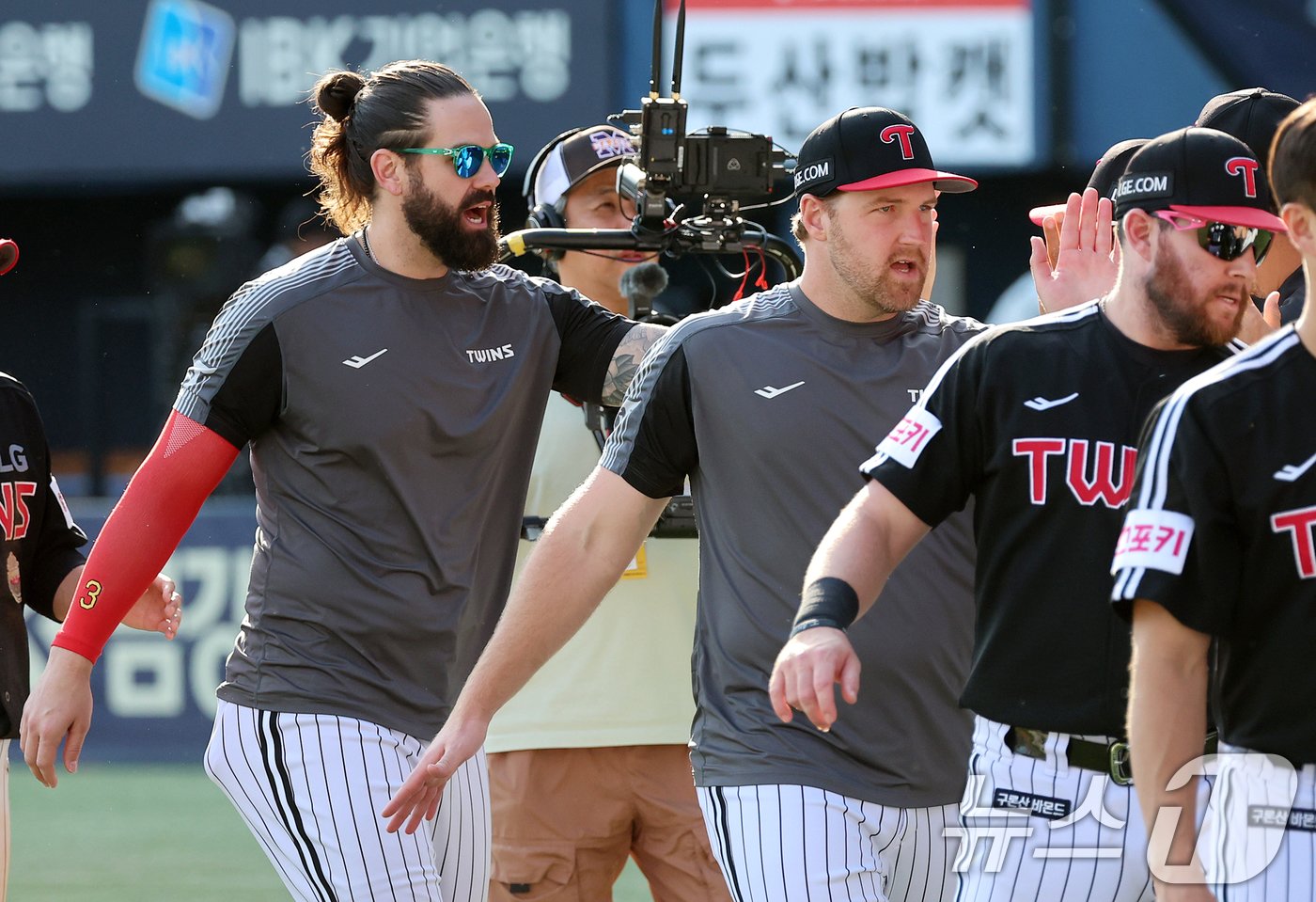 본문 이미지 - 2일 오후 서울 송파구 잠실야구장에서 열린 프로야구 '2024 신한 SOL 뱅크 KBO리그' LG 트윈스와 두산 베어스의 경기에서 9대1 승리를 거두며 시리즈 스윕을 거둔 LG 외국인 투수 켈리와 엔스가 코칭스테프와 기쁨을 나누고 있다. 2024.6.2/뉴스1 ⓒ News1 김진환 기자