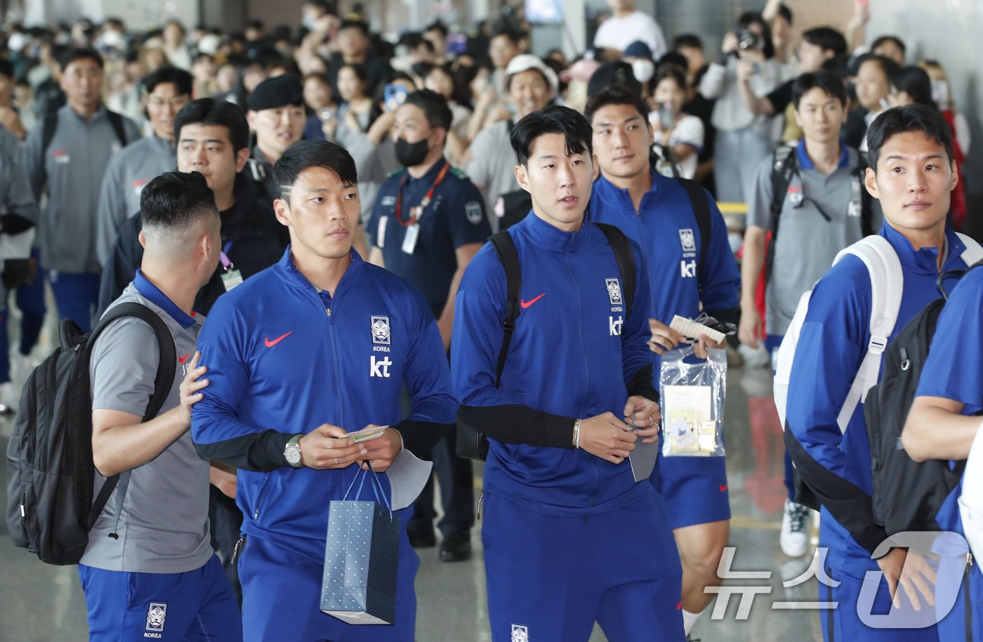 손흥민과 황희찬&#40;왼쪽&#41;이 국제축구연맹&#40;FIFA&#41; 북중미 월드컵 아시아예선을 위해 2일 인천국제공항에 도착해 싱가포르로 출국하고 있다. 2024.6.2/뉴스1 ⓒ News1 권현진 기자