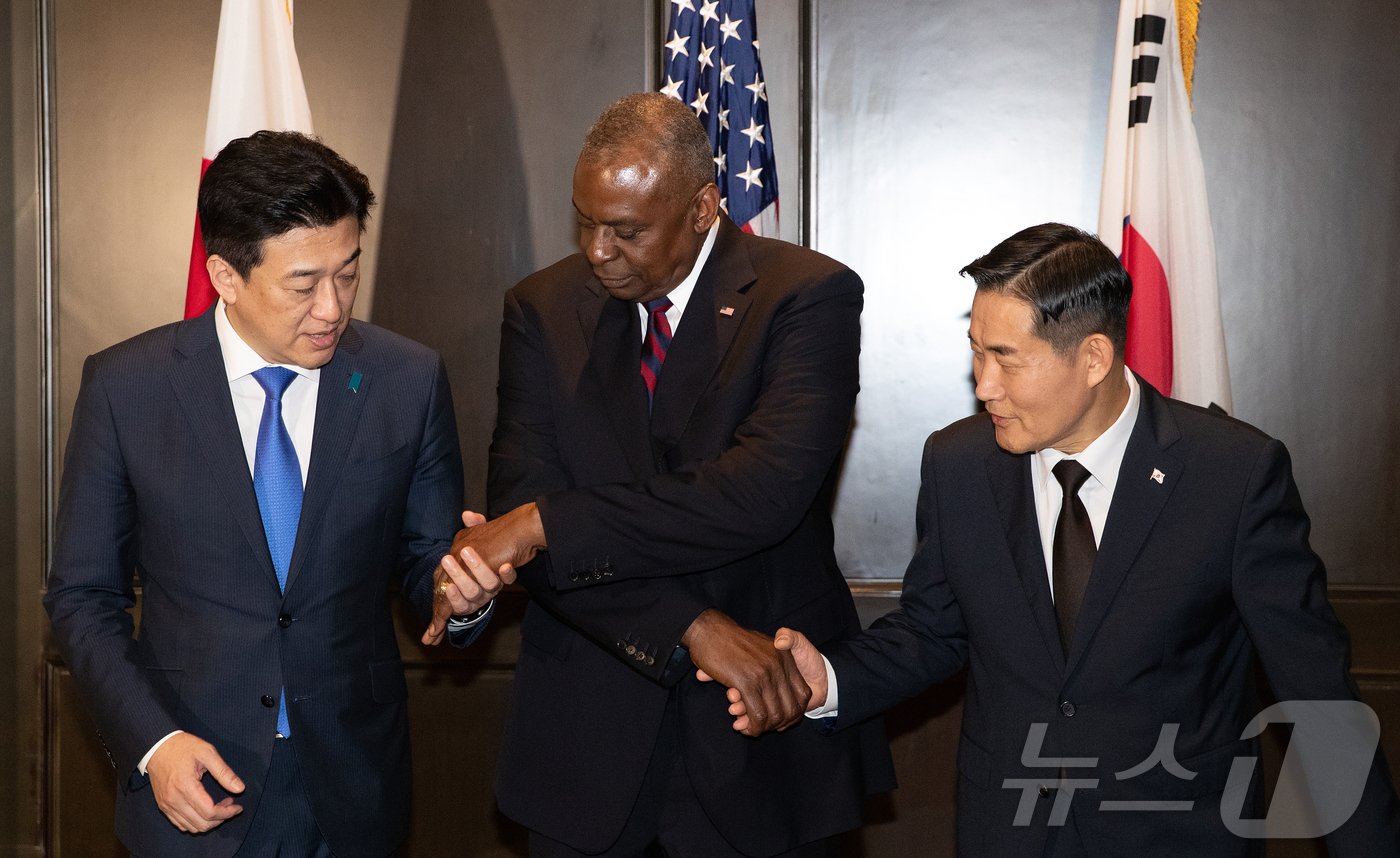 본문 이미지 - 신원식 국방부 장관이 2일 싱가포르 샹그릴라 호텔에서 열린 제21차 아시아안보회의(샹그릴라 대화) 계기 한미일 국방장관 다자회담에서 로이드 오스틴 미 국방장관, 기하라 미노루 일본 방위상과 기념촬영하고 있다. 2024.6.2/뉴스1 ⓒ News1 이승배 기자