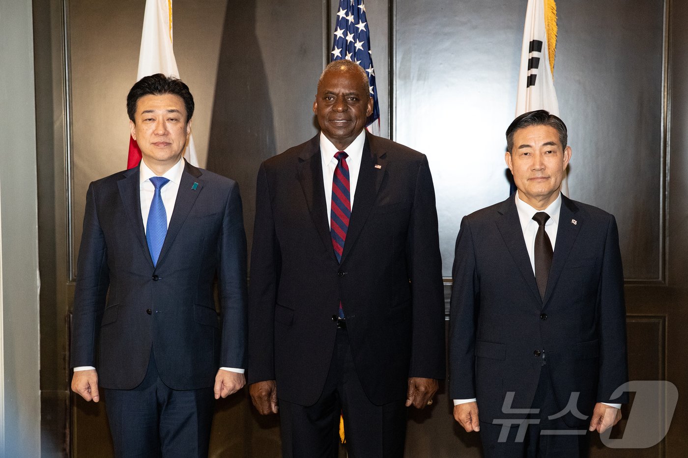 본문 이미지 - 신원식 국방부 장관이 2일 싱가포르 샹그릴라 호텔에서 열린 제21차 아시아안보회의(샹그릴라 대화) 계기 한미일 국방장관 다자회담에서 로이드 오스틴 미 국방장관, 기하라 미노루 일본 방위상과 기념촬영하고 있다. 2024.6.2/뉴스1 ⓒ News1 이승배 기자