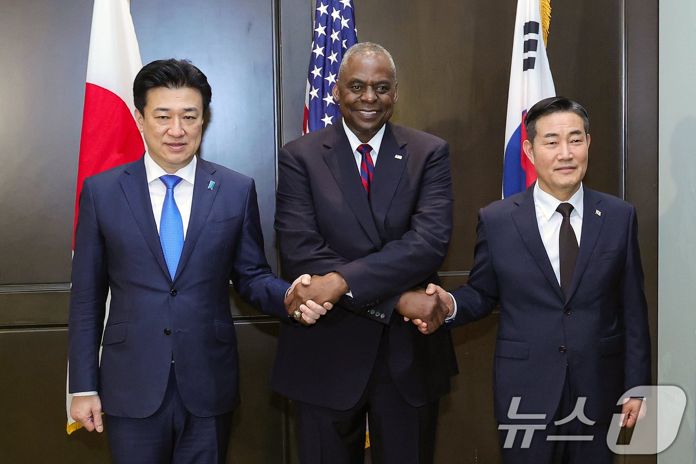 본문 이미지 - 신원식&#40;오른쪽&#41; 국방부 장관, 로이드 오스틴 미 국방장관, 기하라 미노루 일본 방위상 &#40;공동취재&#41;./뉴스1 ⓒ News1 이승배 기자