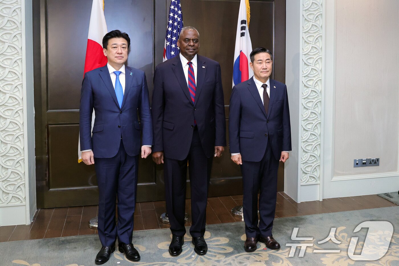 본문 이미지 - 신원식 국방부 장관이 2일 싱가포르 샹그릴라 호텔에서 열린 제21차 아시아안보회의(샹그릴라 대화) 계기 한미일 국방장관 다자회담에서 로이드 오스틴 미 국방장관, 기하라 미노루 일본 방위상과 기념촬영하고 있다. (공동취재) 2024.6.2/뉴스1 ⓒ News1 이승배 기자