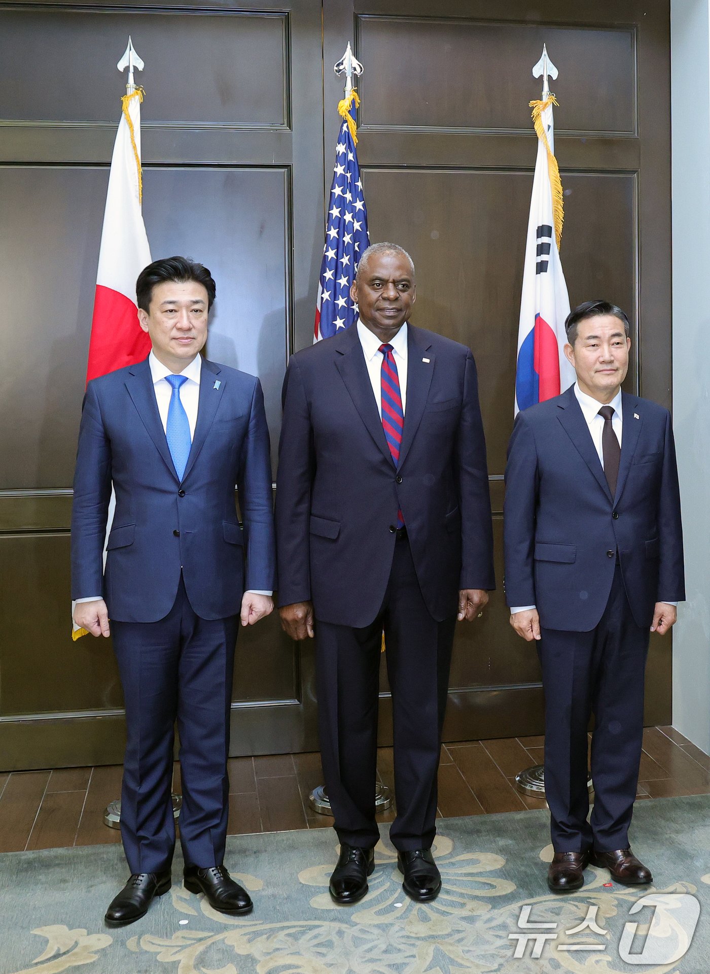 본문 이미지 - 신원식 국방부 장관이 2일 싱가포르 샹그릴라 호텔에서 열린 제21차 아시아안보회의(샹그릴라 대화) 계기 한미일 국방장관 다자회담에서 로이드 오스틴 미 국방장관, 기하라 미노루 일본 방위상과 기념촬영하고 있다. (공동취재) 2024.6.2/뉴스1 ⓒ News1 이승배 기자