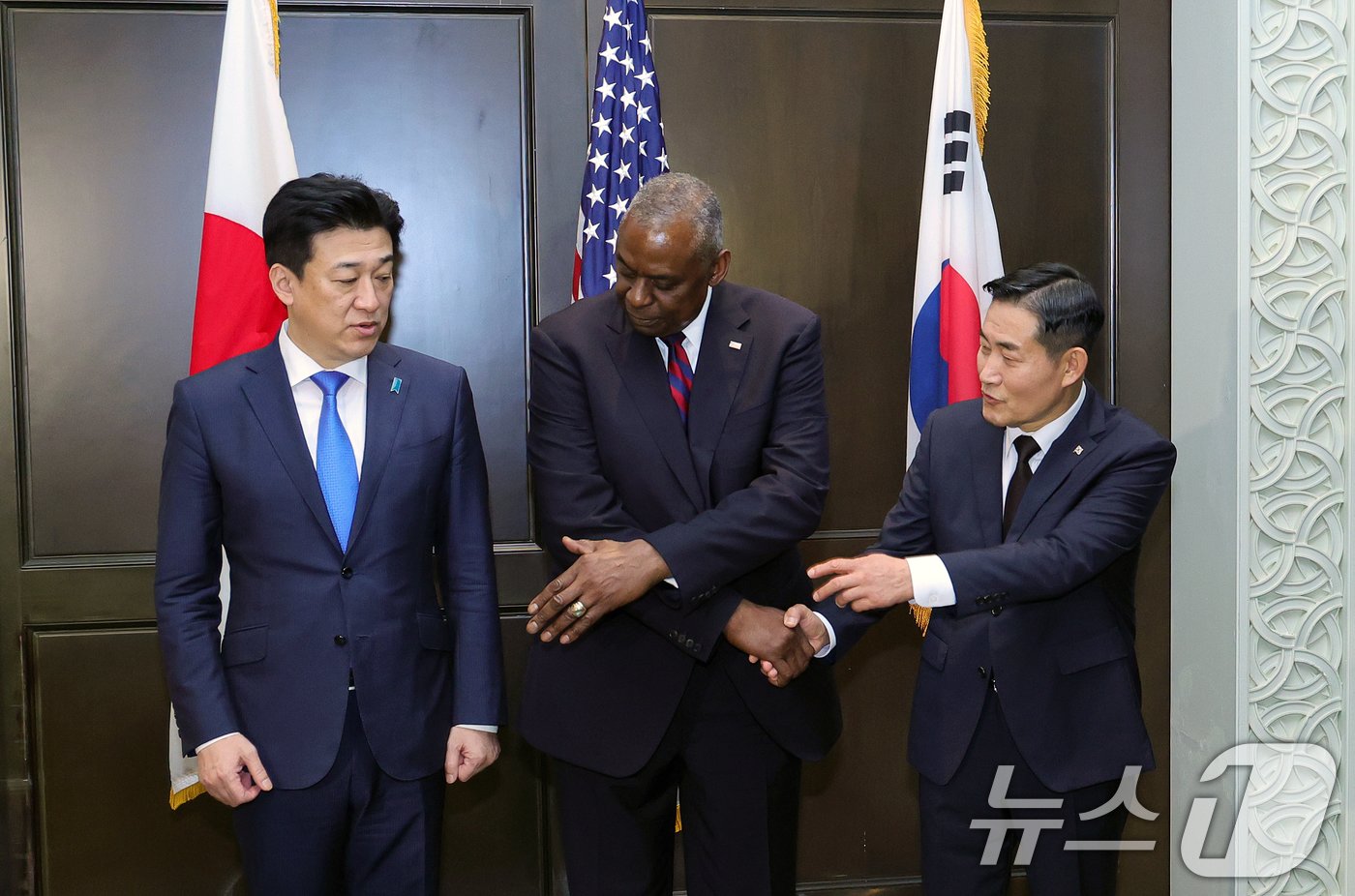 본문 이미지 - 신원식 국방부 장관이 2일 싱가포르 샹그릴라 호텔에서 열린 제21차 아시아안보회의(샹그릴라 대화) 계기 한미일 국방장관 다자회담에서 로이드 오스틴 미 국방장관, 기하라 미노루 일본 방위상과 기념촬영하고 있다. (공동취재) 2024.6.2/뉴스1 ⓒ News1 이승배 기자