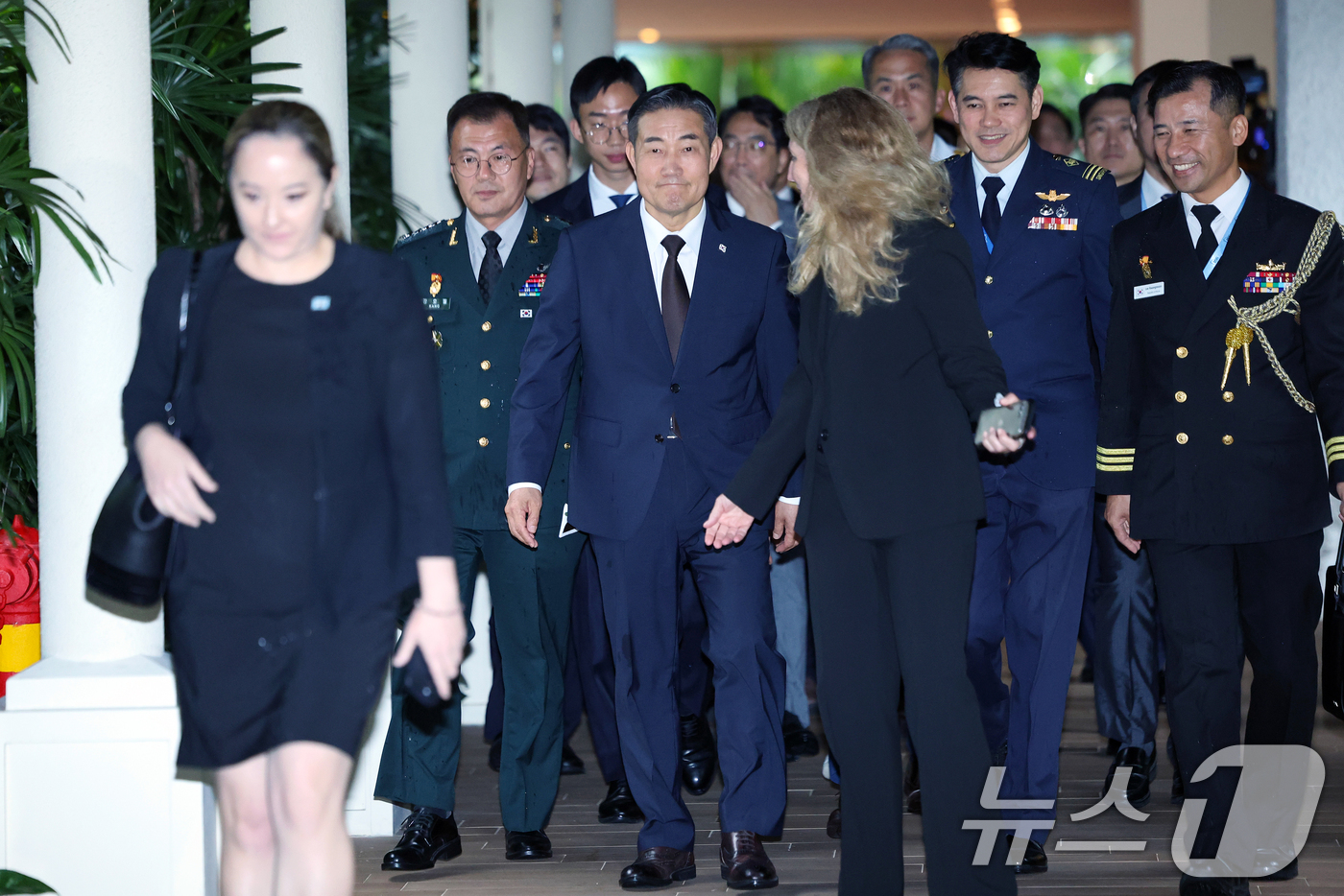 (싱가포르=뉴스1) 이승배 기자 = 신원식 국방부 장관이 2일 싱가포르 샹그릴라 호텔에서 열린 제21차 아시아안보회의(샹그릴라 대화) 계기 한미일 국방장관 다자회담에 참석하고 있다 …