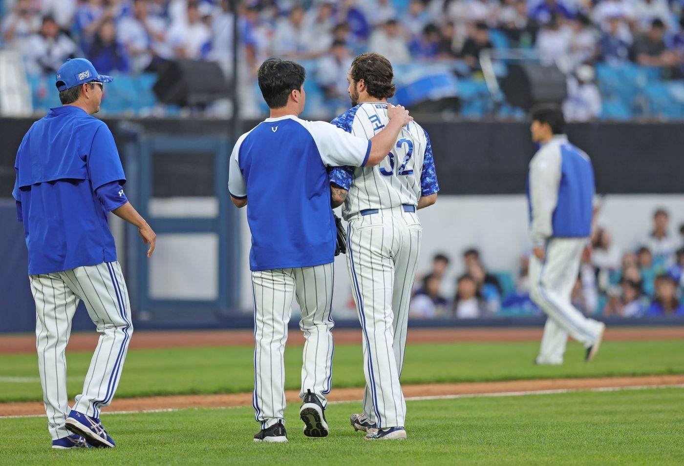 본문 이미지 - 삼성 코너가 헤드샷으로 인해 퇴장 당하고 있다. (삼성 라이온즈 제공) 